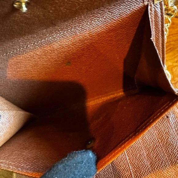 LOUIS VUITTON
Monogram Porte Tresor Etui Papiers
Wallet vintage converted - Picture 13 of 15